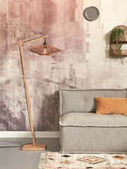 Stehleuchte Zanzibar von Good&Mojo mit Bambusgestell und geflochtenem Rattanschirm in Natur, neben einem Sofa im Wohnraum.