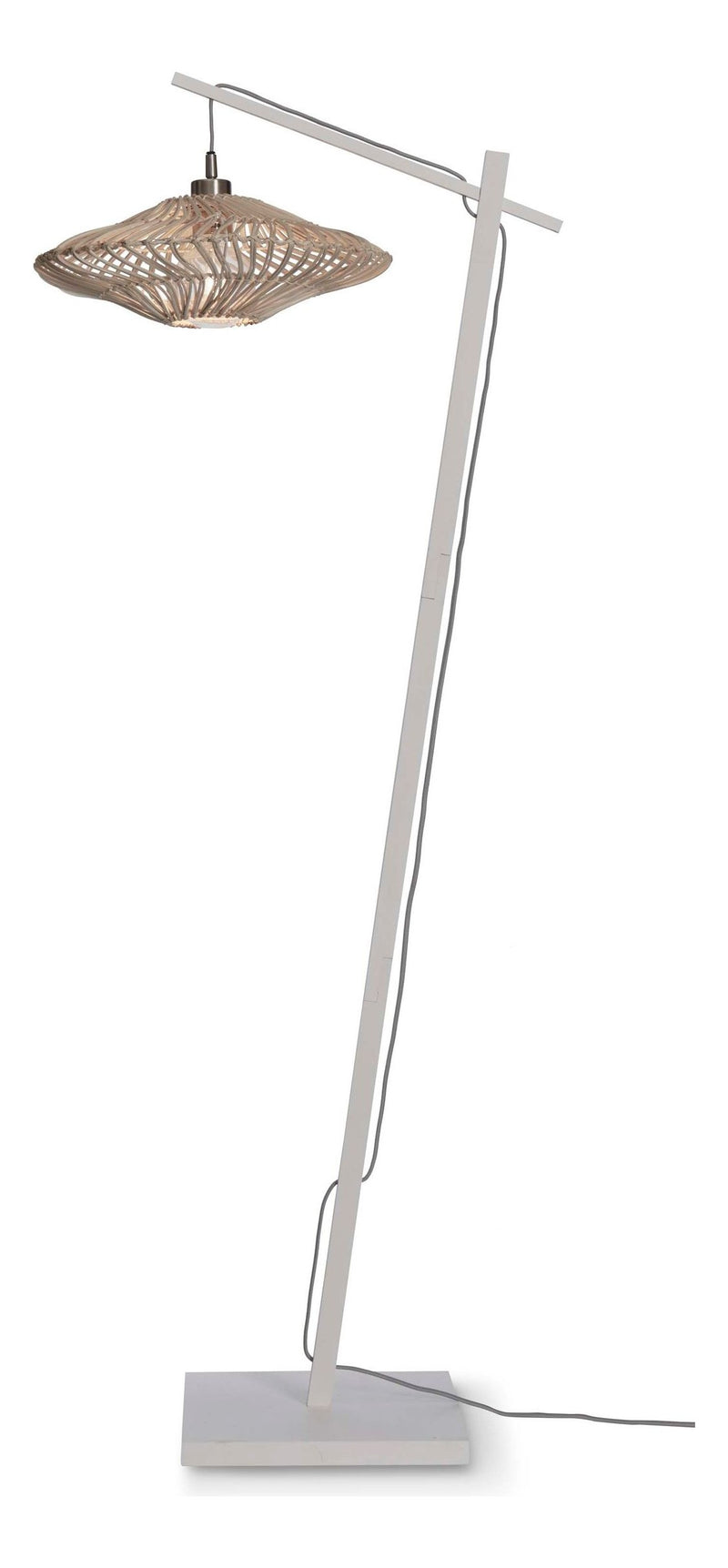 Stehleuchte Zanzibar in Weiß mit schlankem, weiß lackiertem Bambusgestell und flachem Rattanschirm, Gesamtansicht.