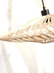 Detailansicht des Lampenschirms der Good&Mojo Zanzibar aus hellem Rattan mit geflochtenem Gittermuster und schwarzer Fassung.