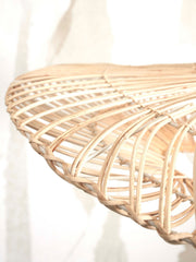 Detailansicht des geflochtenen Rattan-Lampenschirms der Good&Mojo Stehleuchte Zanzibar in natürlichem Weiß mit sichtbarer Flechtstruktur