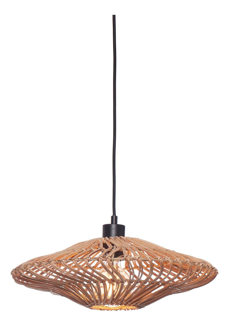 Hängeleuchte Zanzibar von Good&Mojo mit geflochtenem Rattan-Schirm in Naturtönen, sichtbare Glühlampe am schwarzen Kabel.