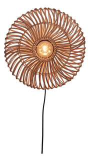 Good&Mojo Wandleuchte Zanzibar flach: runder Schirm aus naturfarbenem Rattan mit spiralförmigem Geflecht, leuchtende Lampe im Zentrum.