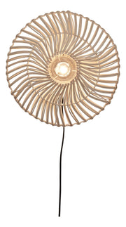 Good&Mojo Wandleuchte Zanzibar flach: Runder Schirm aus weißem Rattan mit spiralförmig geflochtenen Stäben, schwarzes Kabel.