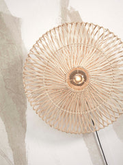 Runde Wandleuchte Zanzibar aus hellem Rattan mit filigranem Geflecht, an der Wand montiert, Ansicht von vorne.