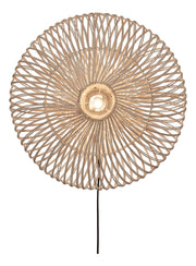 Good&Mojo Wandleuchte Zanzibar: runder Rattanschirm mit filigranem Flechtmuster, sichtbare Glühbirne im Zentrum, schwarzes Kabel.