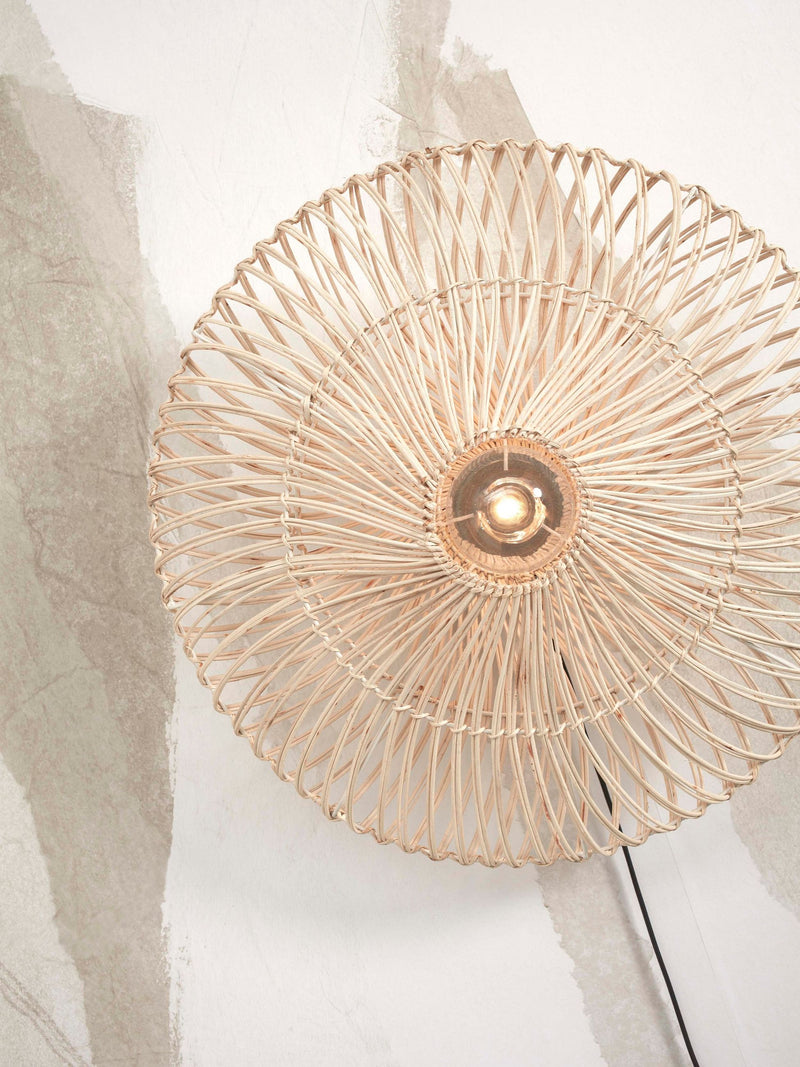 Gesamtansicht der runden Wandleuchte Zanzibar von Good&Mojo mit Schirm aus hellem Rattan und sichtbarer Glühbirne.