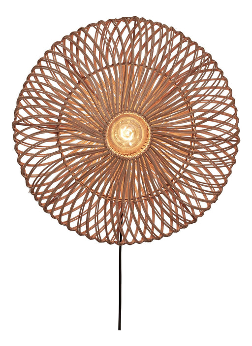Good&Mojo Wandleuchte Zanzibar: Runder Rattanschirm mit spiralförmigem Geflecht und sichtbarer Glühbirne, weißer Hintergrund.