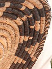 Detailaufnahme des Lampenschirms der Good&Mojo Deckenleuchte Andros Seegras Schwarz/Natur: spiralförmig geflochtenes Seegras.