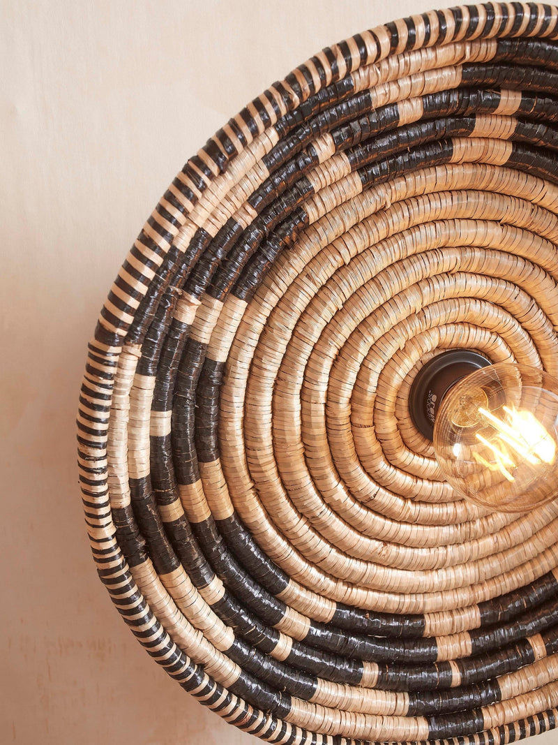 Detailansicht der Deckenleuchte Good&Mojo Andros Seegras Schwarz/Natur: spiralförmiger Seegras-Schirm in Schwarz und Natur.