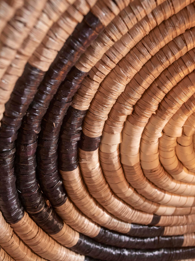 Detailaufnahme eines spiralförmig geflochtenen Seegras-Schirms der Good&Mojo Deckenleuchte Andros in Schwarz, Natur und Weiß.
