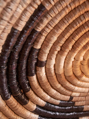 Detailaufnahme einer Seegras-Spiralflechtung der Good&Mojo Wandleuchte Andros in Schwarz, Natur und Weiß.