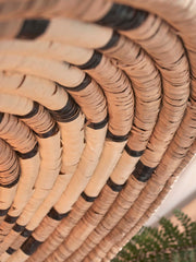 Detailaufnahme des geflochtenen Seegras-Schirms der Good&Mojo Wandleuchte Andros in Natur/Weiß mit dunklen Bändern zwischen den Flechtlagen.