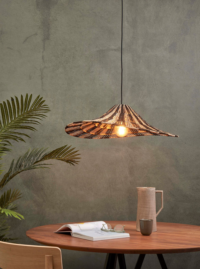 Hängeleuchte Cuzco aus Jute in Schwarz/Natur, mit geschwungenem Schirm über einem runden Holztisch in Wohnraum-Ambiente.
