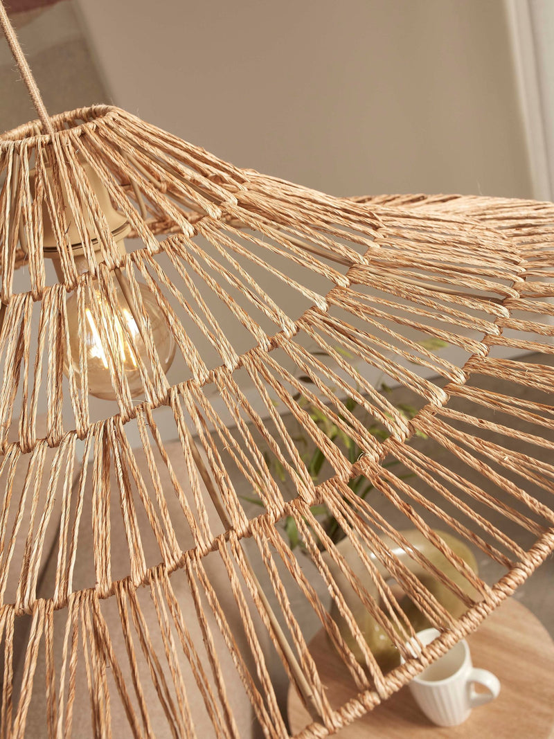 Detailansicht der Hängeleuchte Good&Mojo Cuzco mit geflochtenem Jute-Schirm in Natur, eingeschaltet mit warm leuchtender Glühlampe.