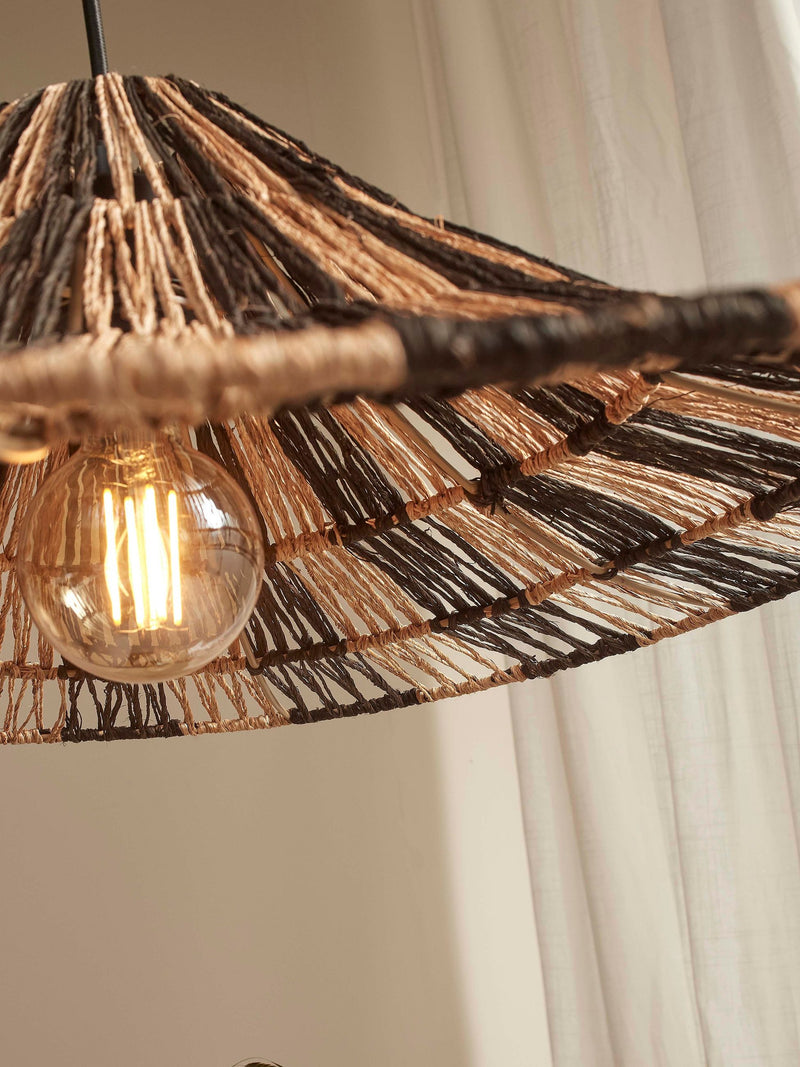 Detailansicht der Hängeleuchte Cuzco von Good&Mojo mit geflochtenem Jute-Schirm in Schwarz und Natur, im Inneren Glühlampe.