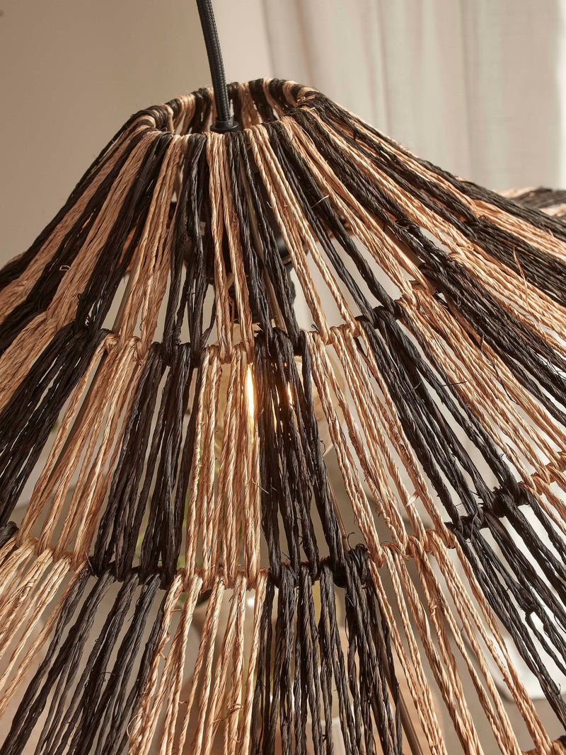 Detailansicht der Hängeleuchte Cuzco von Good&Mojo mit geflochtenem Jute-Schirm in Schwarz und Natur sowie schwarzem Kabel.