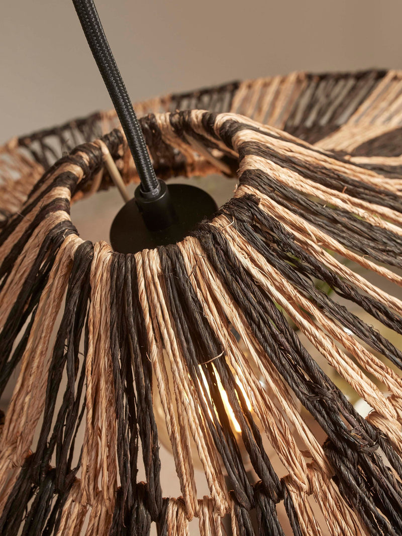 Detailansicht der Hängeleuchte Cuzco von Good&Mojo mit schwarz-natur geflochtenem Jutegeflecht und schwarzem Kabel.