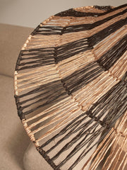 Detailaufnahme des Schirms der Hängeleuchte Good&Mojo Cuzco: schwarz und naturfarben gewebte Jute in fächerartigem Muster.