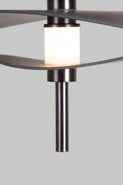 Detailansicht der Hängeleuchte It's about RoMi Kyoto in Bronze: geschwungener Metallarm und weißer Glaszylinder an schlanker Eisenstange.