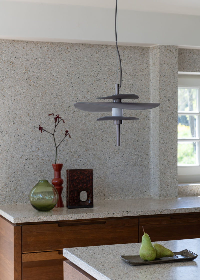 Pendelleuchte It's about RoMi Kyoto in Bronze mit drei flachen Schirmen über einer Küchenarbeitsplatte mit Terrazzo-Oberfläche.