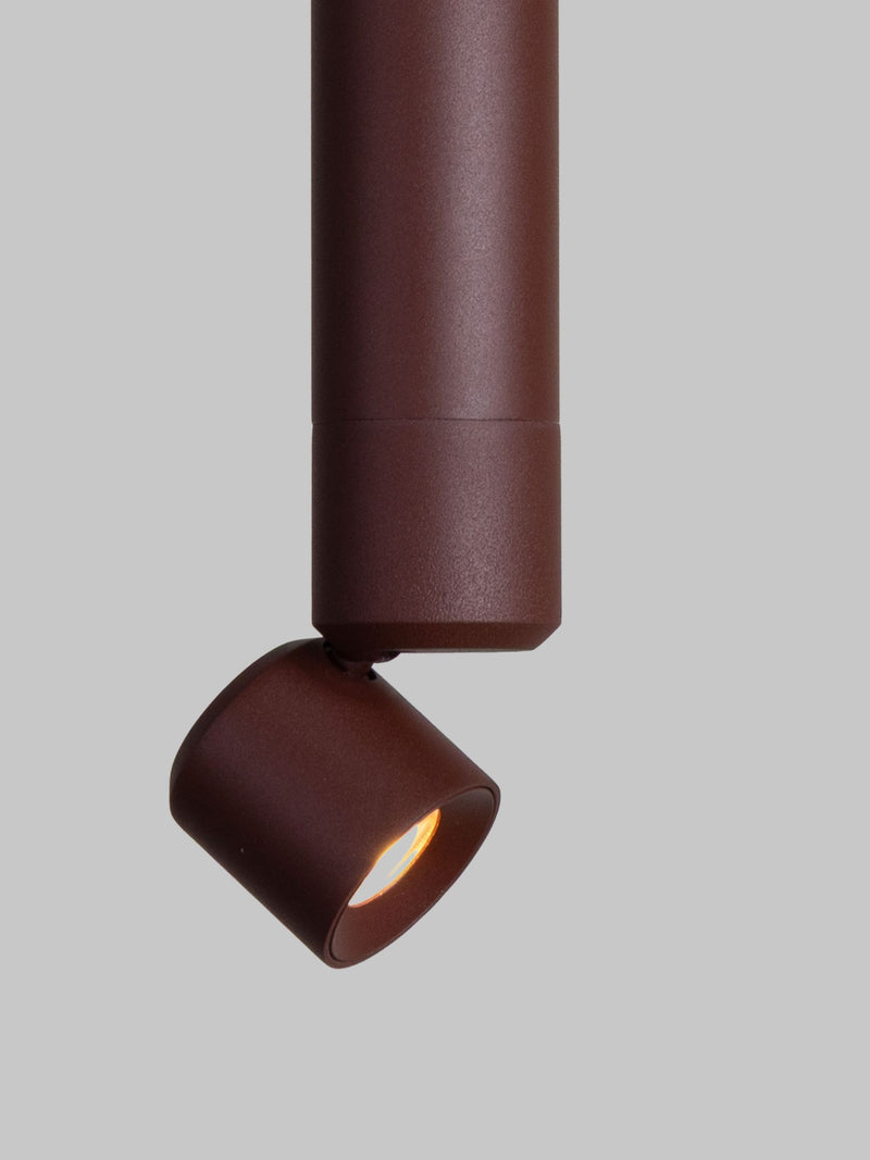 RoMi Hängeleuchte Milan in Bordeaux: Detailansicht des schwenkbaren Aluminium-Leuchtenkopfs mit warm leuchtender LED.