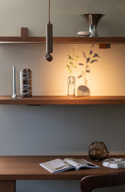 Hängeleuchte It's about RoMi Milan aus braunem Aluminium mit zylindrischem Schirm, über einem Holzregal mit Vasen