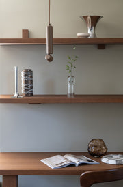 Hängeleuchte It's about RoMi Milan in Braun aus Aluminium, im Vordergrund über einem Regal mit Vasen und Büchern.