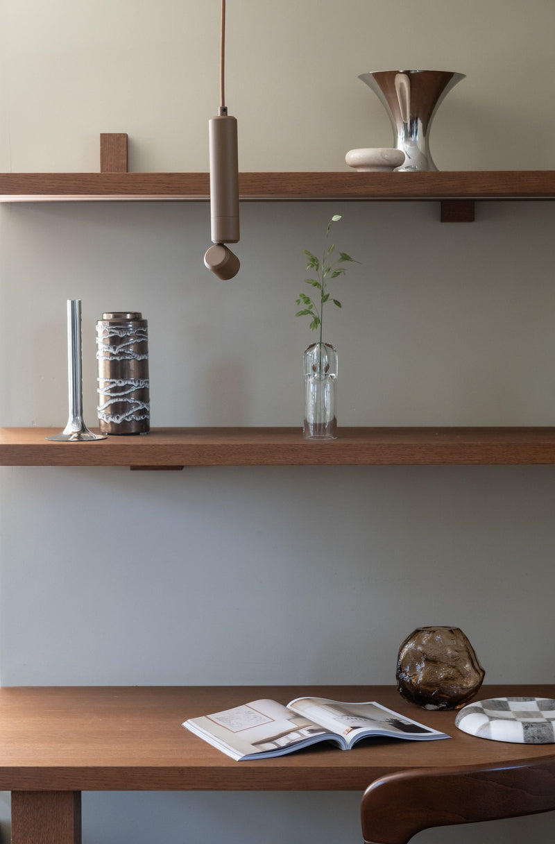 Hängeleuchte It's about RoMi Milan in Braun aus Aluminium, im Vordergrund über einem Regal mit Vasen und Büchern.