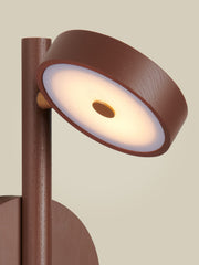 Detailansicht der braunen Wandleuchte Good&Mojo Okinawa mit eschenholzfarbenem Schirm und leuchtender LED-Scheibe.