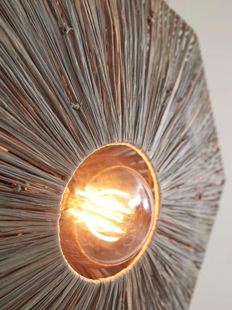 Detailaufnahme der Deckenleuchte Good&Mojo Panama Raffia Octogon S: Brauner Raffiaschirm mit radialen Fasern umrahmt die Glühlampe.
