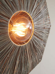 Detailansicht der Deckenleuchte Panama Raffia Octogon S von Good&Mojo: Brauner Raffia-Schirm umrahmt eine Glühlampe mit Edison-Fassung.