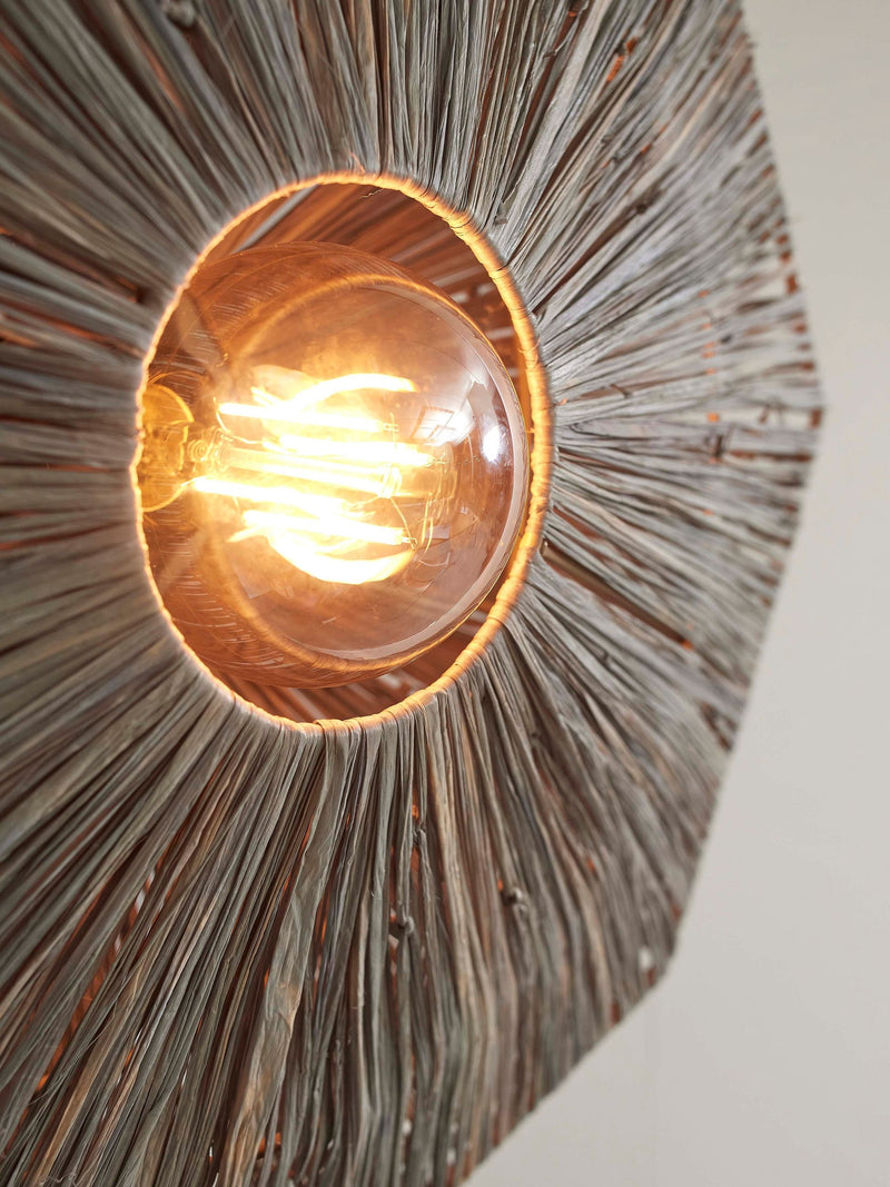 Detailansicht der Deckenleuchte Panama Raffia Octogon S von Good&Mojo: Brauner Raffia-Schirm umrahmt eine Glühlampe mit Edison-Fassung.