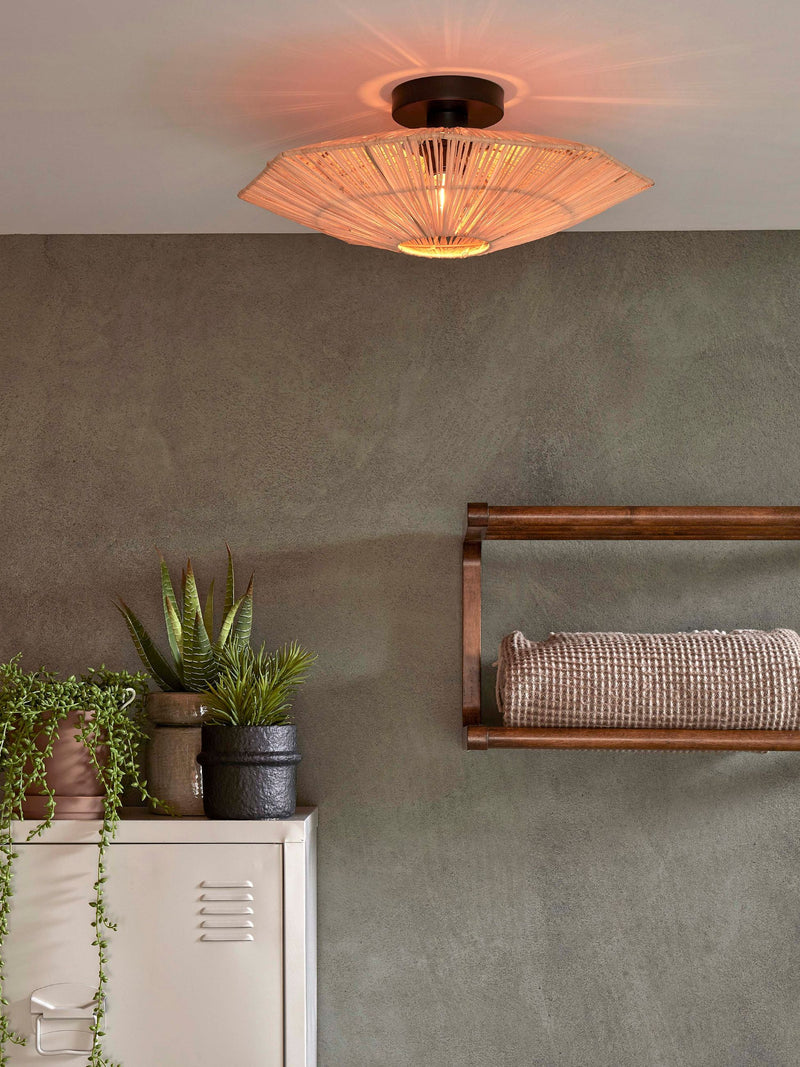 Deckenleuchte Panama Raffia Octogon S von Good&Mojo mit geflochtenem Raffia-Schirm in Braun, im Wohnraum montiert