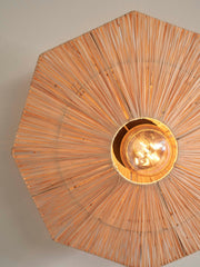 Deckenleuchte Panama Raffia Octogon S von Good&Mojo aus braunem Raffia, eingeschaltet, Detailansicht des achteckigen Schirms