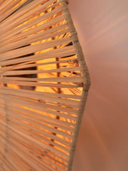 Detailansicht des geflochtenen Raffia-Schirms der Good&Mojo Deckenleuchte Panama Raffia Octogon S, durchscheinend mit warmem Licht.