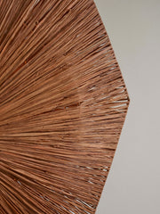 Detailansicht des achteckigen Raffia-Schirms der Good&Mojo Deckenleuchte Panama Raffia Octogon S in Braun mit radial verlaufender Flechtstruktur