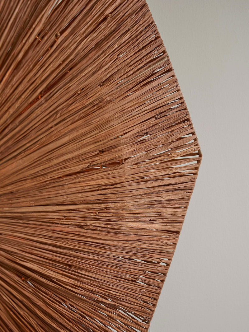 Detailansicht des achteckigen Raffia-Schirms der Good&Mojo Deckenleuchte Panama Raffia Octogon S in Braun mit radial verlaufender Flechtstruktur