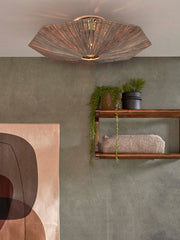 Deckenleuchte Panama von Good&Mojo aus braunem Raffia mit oktogonaler Form, leuchtend an der Decke montiert.