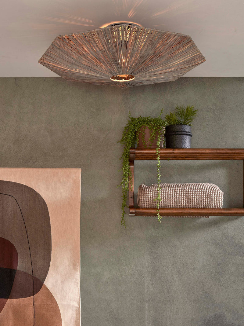 Deckenleuchte Panama von Good&Mojo aus braunem Raffia mit oktogonaler Form, leuchtend an der Decke montiert.