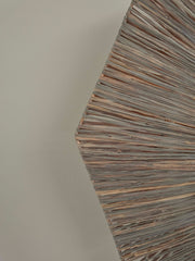 Detailansicht des braunen Raffia-Geflechts der Good&Mojo Deckenleuchte Panama mit ihrer achteckigen Form vor heller Wand.