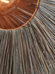 Detailaufnahme des braunen Raffia-Schirms der Good&Mojo Deckenleuchte Panama mit sichtbarer Fasertextur und warmem Licht.