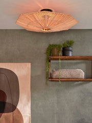 Deckenleuchte Panama von Good&Mojo aus Raffia in Octogon-Form, im Raum eingeschaltet über einer grauen Wand mit Holzregal.