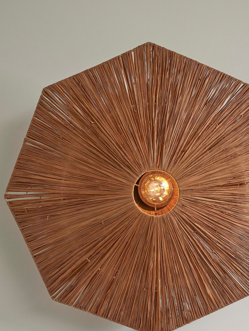 Achteckige Deckenleuchte Panama von Good&Mojo aus braunem Raffia, Detailansicht mit sichtbarer Glühbirne im Schirm.