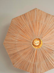 Deckenleuchte Panama von Good&Mojo aus Raffia, achteckige Form, von innen beleuchtet mit sichtbarer Lichtquelle.