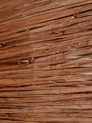 Detailaufnahme des braunen Raffia-Geflechts der Good&Mojo Deckenleuchte Panama mit sichtbarer, gewellter Faserstruktur.