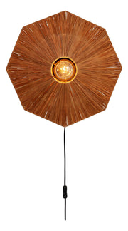 Wandleuchte Panama von Good&Mojo mit achteckigem Schirm aus braunem Raffia und sichtbarer Glühbirne, Frontansicht.