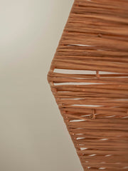Detailansicht des achteckigen Raffia-Schirms der Good&Mojo Wandleuchte Panama mit sichtbarer Flechtstruktur in Braun.