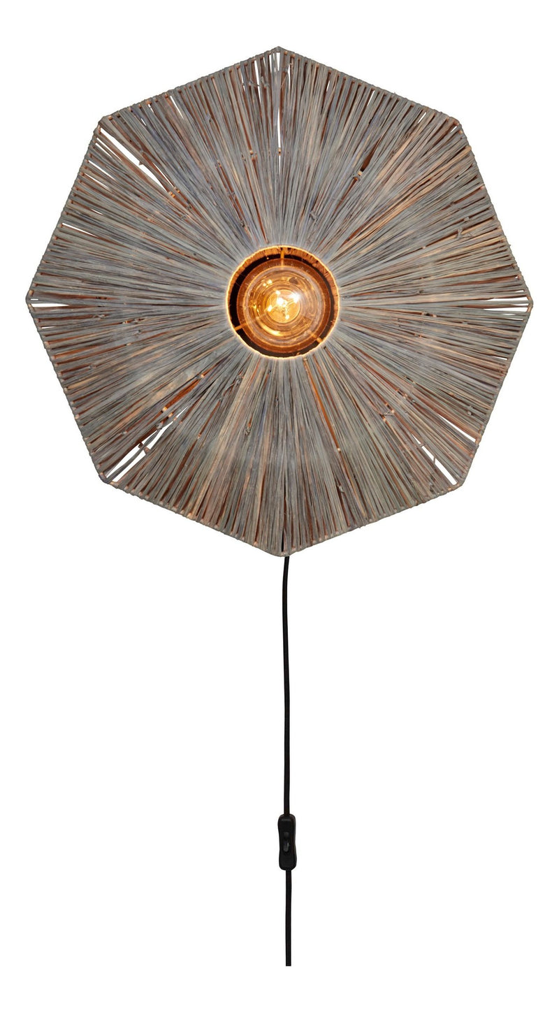 Achteckige Wandleuchte Panama von Good&Mojo mit radial geflochtenem Raffia-Schirm in Braun, eingeschaltet.