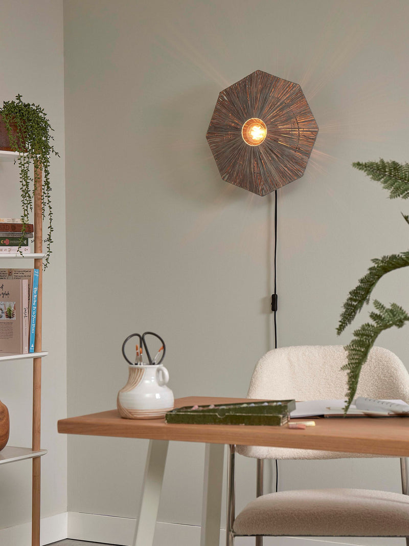 Good&Mojo Wandleuchte Panama aus braunem Raffia mit achteckigem Schirm, an einer Wand über einem Schreibtisch montiert.