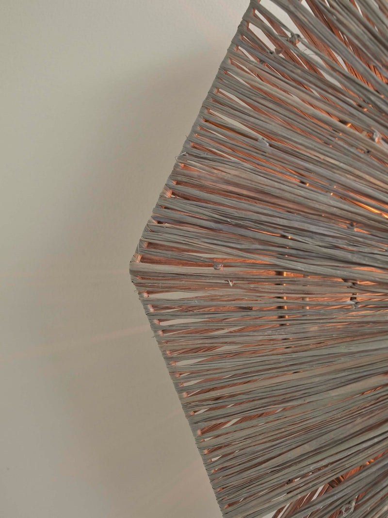 Detailansicht der Wandleuchte Good&Mojo Panama: Geflochtener Raffia-Schirm mit achteckiger Kante, Lichtdurchlass sichtbar.